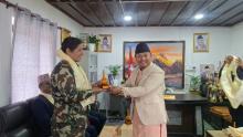 रणभीम गण मुढे ब्यारेकका सेनानी सरस्वती श्रेष्ठलाई स्वागत गर्नुहुँदै साकेला गाउँपालिका अध्यक्ष रवि प्रकाश राई