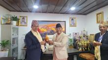 खोटाङका प्रमुख जिल्ला अधिकारी नरहरी घिमिरेलाई स्वागत गर्नुहुँदै साकेला गाउँपालिका अध्यक्ष रवि प्रकाश राई ।