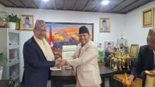 खोटाङका प्रमुख जिल्ला अधिकारी नरहरी घिमिरेलाई स्वागत गर्नुहुँदै साकेला गाउँपालिका अध्यक्ष रवि प्रकाश राई ।